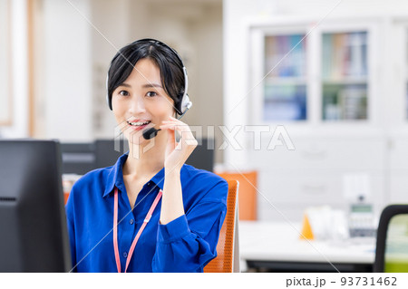 オペレーターの若い女性 オペレーターの若い女性 93731462