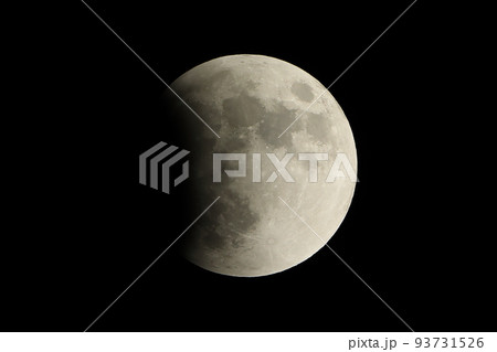 月食中の月　天体写真 93731526