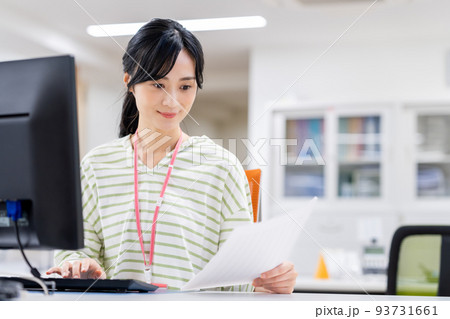 オフィスで働く若い女性 93731661