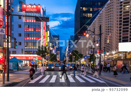 《東京都》新橋駅前・飲み屋街 《東京都》新橋駅前・飲み屋街 93732099