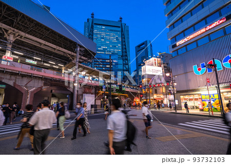 《東京都》新橋駅前・飲み屋街 93732103