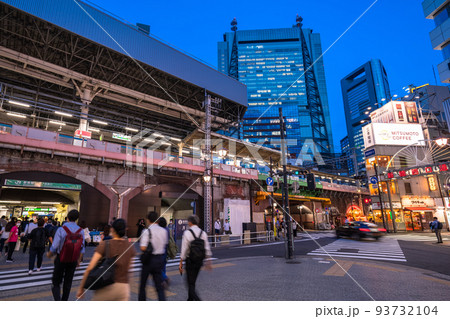 《東京都》新橋駅前・飲み屋街 93732104
