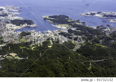 神奈川県横須賀市田浦港町付近を空撮 93732132