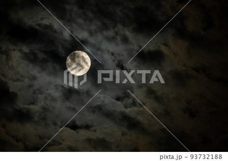 雲間に浮かぶ満月 93732188