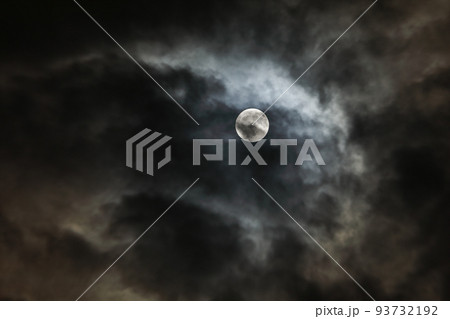 雲間に浮かぶ満月 93732192