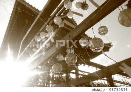 夏祭りと風になびく風鈴 夏祭りと風になびく風鈴 93732353