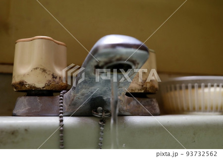 カビや水垢で汚れた蛇口 93732562