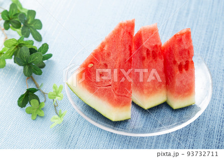 カットした西瓜 カットした西瓜 93732711
