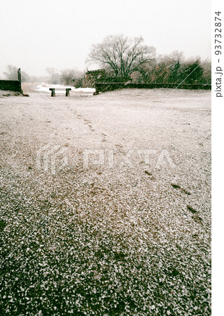 サンタフェ 世界遺産タオス・プエブロの雪景色 サンタフェ 世界遺産タオス・プエブロの雪景色 93732874