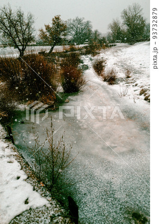 サンタフェ 世界遺産タオス・プエブロの雪景色 サンタフェ 世界遺産タオス・プエブロの雪景色 93732879