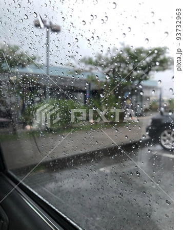 雨の日 車の窓ガラスについている雨粒 雨の日 車の窓ガラスについている雨粒 93732963