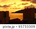 高台からの夕日、ボルネオ島　コタキナバル　マレーシア 93733309