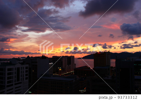 高台からの夕日、ボルネオ島 コタキナバル マレーシア 高台からの夕日、ボルネオ島 コタキナバル マレーシア 93733312