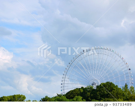 観覧車のある空の風景 観覧車のある空の風景 93733489