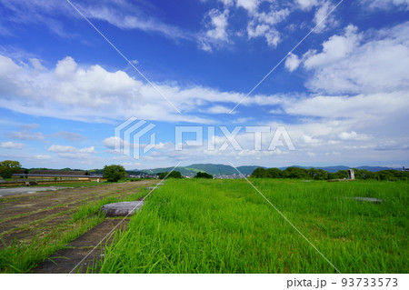 夏の終わりの奈良平城京跡・第二次大極殿から若草山方面 93733573