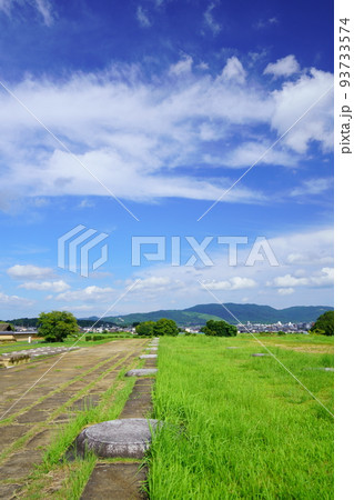 夏の終わりの奈良平城京跡・第二次大極殿から若草山方面 93733574