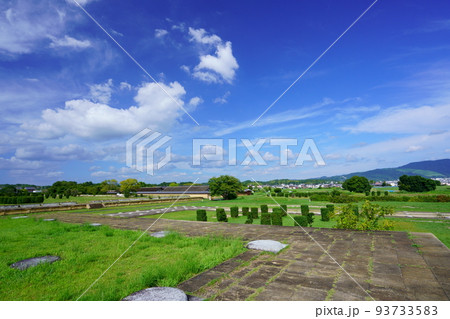 夏の終わりの奈良平城京跡・第二次大極殿から若草山方面 93733583