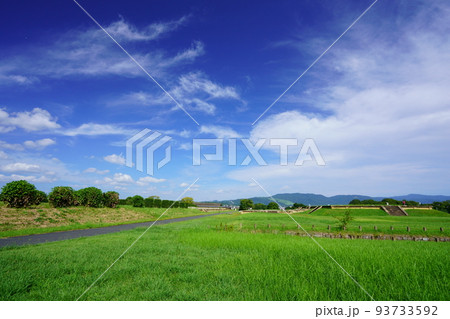 夏の終わりの奈良平城京跡・第二次大極殿の向こうの若草山方面 夏の終わりの奈良平城京跡・第二次大極殿の向こうの若草山方面 93733592