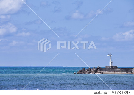 青空とコバルトブルーの海に浮かぶ吹浦港北防波堤灯台|山形県飽海郡遊佐町吹浦漁港 青空とコバルトブルーの海に浮かぶ吹浦港北防波堤灯台|山形県飽海郡遊佐町吹浦漁港 93733893
