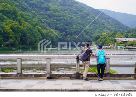 渡月橋に佇むカップル／嵐山（京都市右京区） 93733939