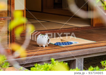 縁側の蚊遣りブタ ・夏イメージ 縁側の蚊遣りブタ ・夏イメージ 93734005