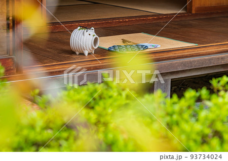 縁側の蚊遣りブタ ・夏イメージ 縁側の蚊遣りブタ ・夏イメージ 93734024