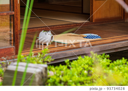 縁側の蚊遣りブタ ・夏イメージ 93734028