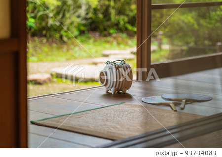 縁側の蚊遣りブタ ・夏イメージ 93734083