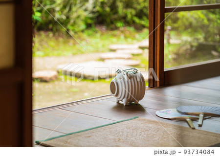 縁側の蚊遣りブタ ・夏イメージ 93734084