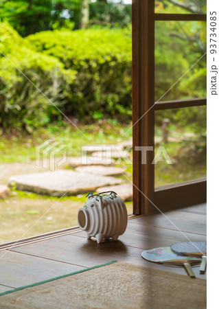 縁側の蚊遣りブタ ・夏イメージ 93734085