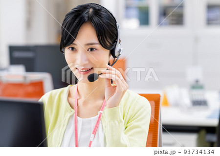 オフィスのオペレーターの女性 オフィスのオペレーターの女性 93734134