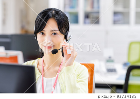 オフィスのオペレーターの女性 オフィスのオペレーターの女性 93734135