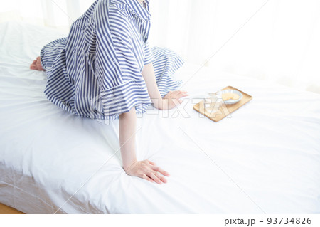 自室でリラックスする女性のイメージ 自室でリラックスする女性のイメージ 93734826