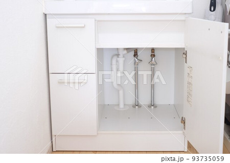 洗面台の下の収納スペース　水栓 93735059