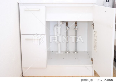 洗面台の下の収納スペース　水栓 93735060