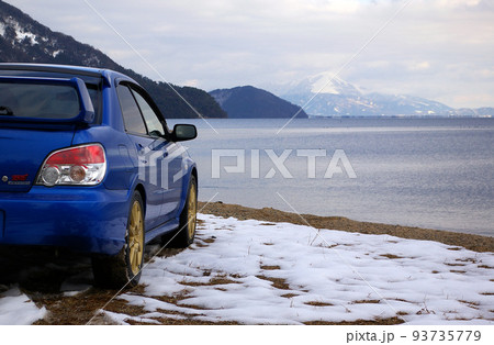 冬の湖畔 93735779