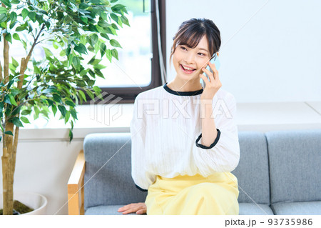 私服の若い女性　リビング　スマホ 93735986