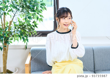 私服の若い女性　リビング　スマホ 93735987