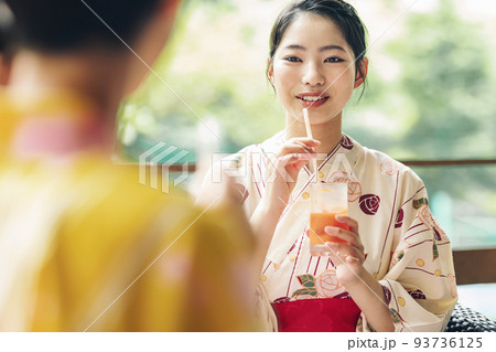 浴衣でジュースを飲む女性 浴衣でジュースを飲む女性 93736125