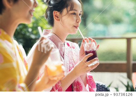 浴衣でジュースを飲む女性 浴衣でジュースを飲む女性 93736126