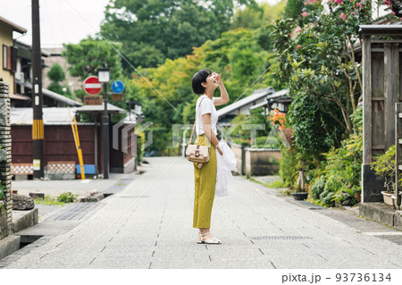 一人旅を楽しむ女性 93736134