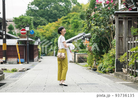 一人旅を楽しむ女性 一人旅を楽しむ女性 93736135