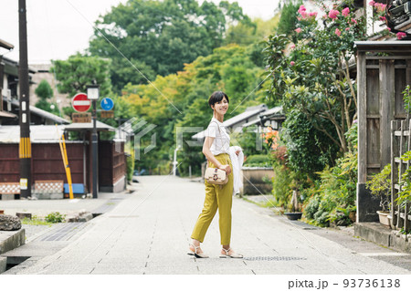 一人旅を楽しむ女性 93736138