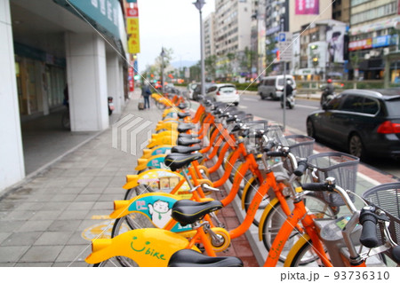 台湾の都市にずらりと並ぶレンタサイクルの自転車 台湾の都市にずらりと並ぶレンタサイクルの自転車 93736310