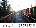 夕暮れの古く錆びついた歩道橋 93736515