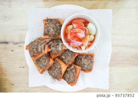 fried bread with minced pork spread or fried bread with minced beef spread and sauce fried bread with minced pork spread or fried bread with minced beef spread and sauce 93737852