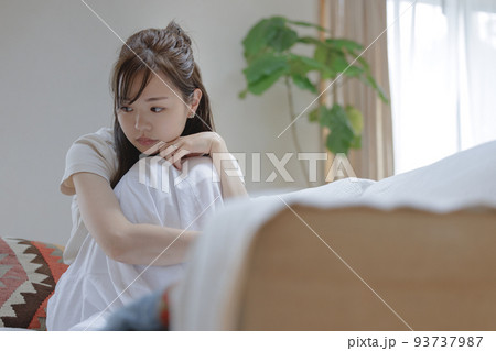 悩む女性 93737987