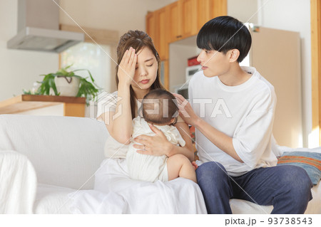 体調不良　母親　家族　育児 93738543