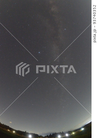北杜市白州町、夏、北東の星空、天の川の中の夏の大三角・カシオペヤ座 北杜市白州町、夏、北東の星空、天の川の中の夏の大三角・カシオペヤ座 93740352