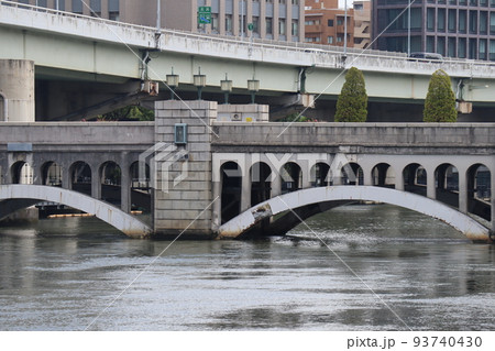 川とアーチ橋と高速道路とビルの見える都会の街の風景 川とアーチ橋と高速道路とビルの見える都会の街の風景 93740430